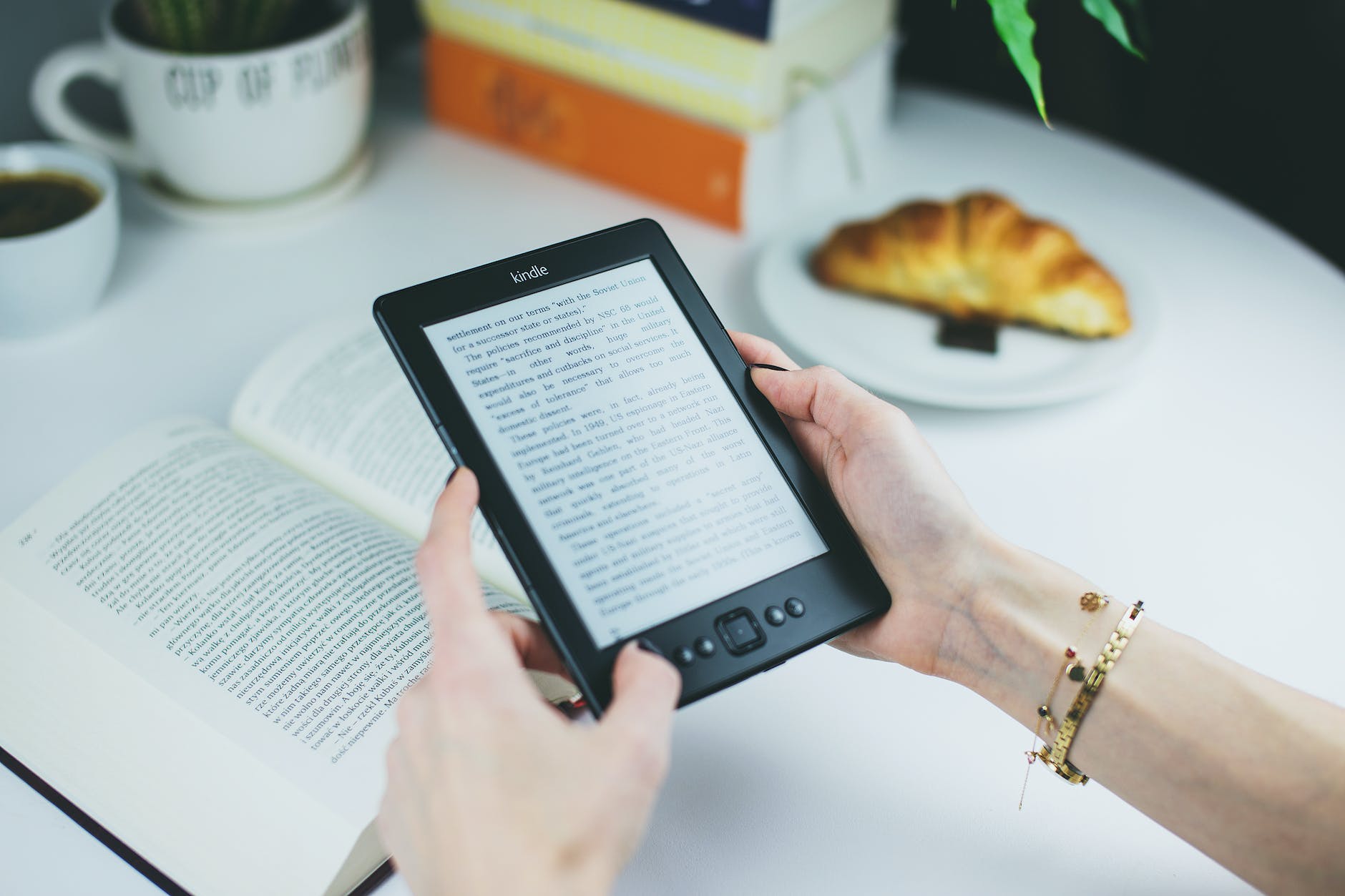 काय आहे Amazon  Kindle आणि त्याचे उपयोग याबद्दल पूर्ण माहिती (What is Amazon  Kindle and its benefits to readers 2022)